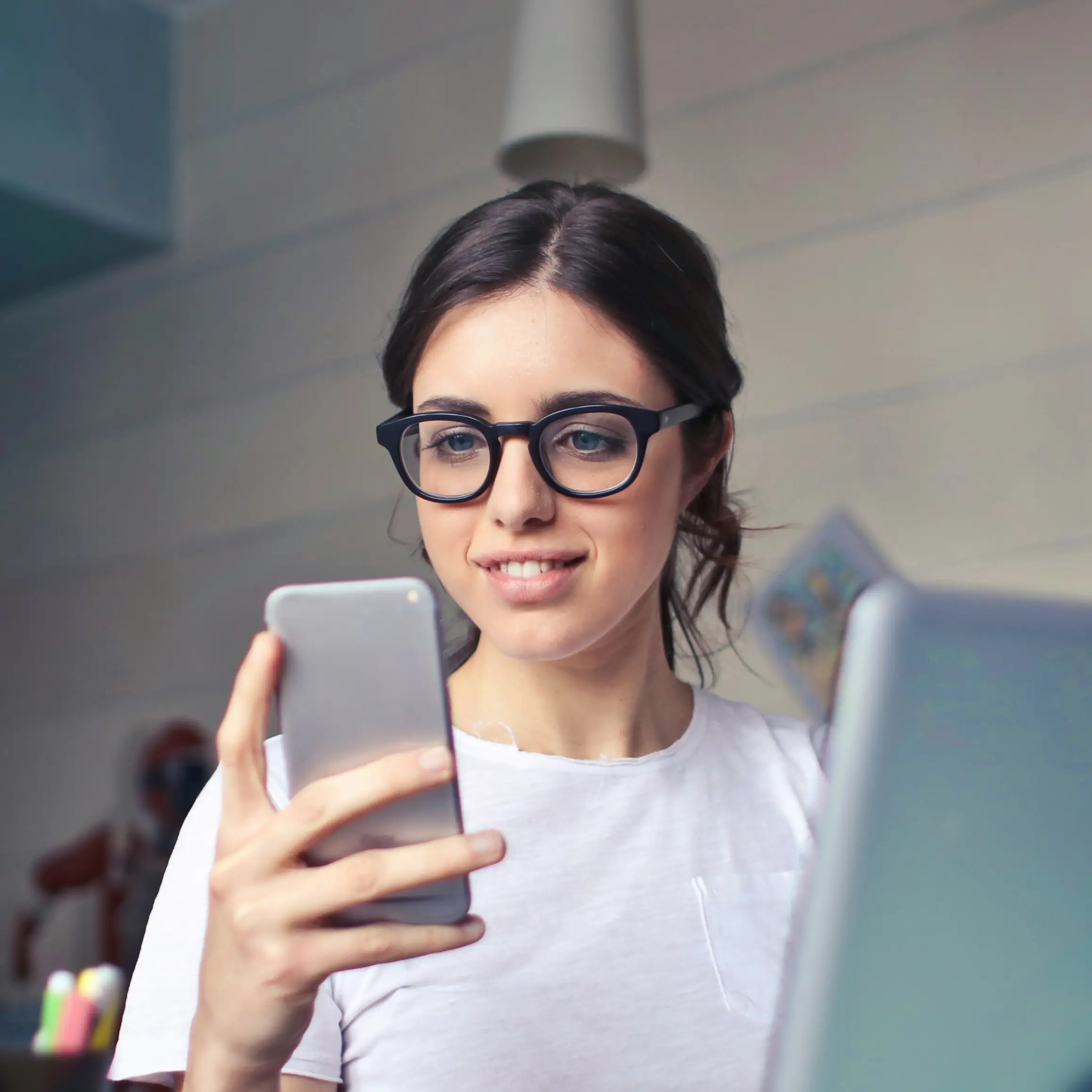 Empresária sorrindo e entrando em contato pelo celular